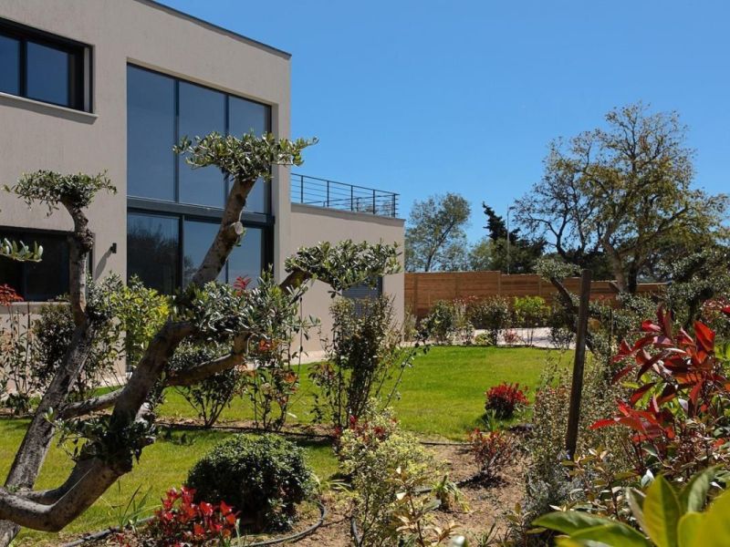 Se vende casa contemporánea con vistas al mar en Grimaud.