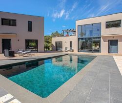 Se vende casa contemporánea con vistas al mar en Grimaud.