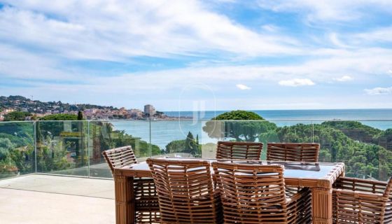 A louer PENTHOUSE DUPLEX DE PRESTIGE T6 327 M2 TERRASSE PIEDS DANS L'EAU SAINTE MAXIME