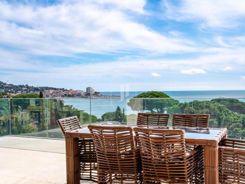 A louer PENTHOUSE DUPLEX DE PRESTIGE T6 327 M2 TERRASSE PIEDS DANS L'EAU SAINTE MAXIME