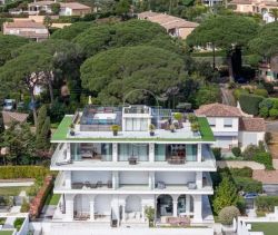 A louer PENTHOUSE DUPLEX DE PRESTIGE T6 327 M2 TERRASSE PIEDS DANS L'EAU SAINTE MAXIME