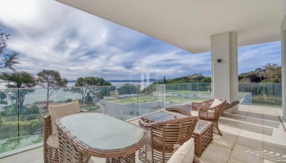 A louer APPARTEMENT DE PRESTIGE T3 117 M2 TERRASSE PIEDS DANS L'EAU SAINTE MAXIME