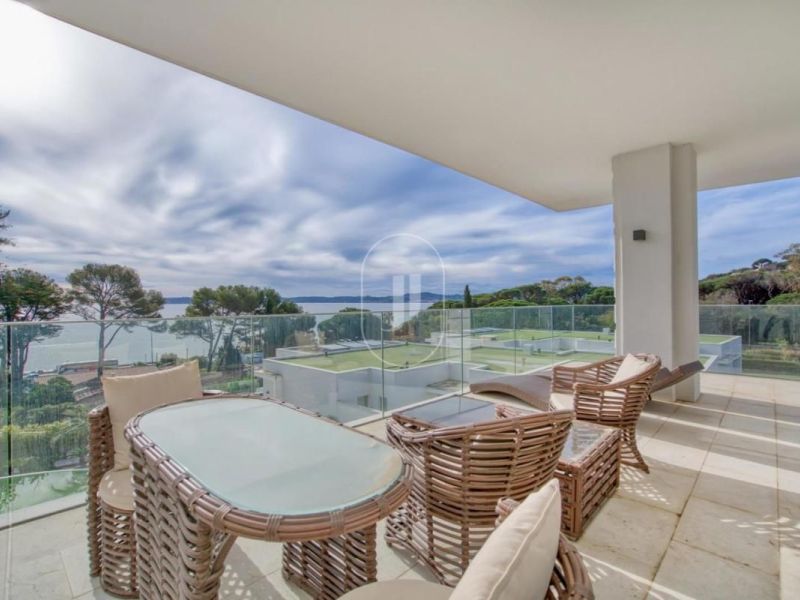 A louer APPARTEMENT DE PRESTIGE T3 117 M2 TERRASSE PIEDS DANS L'EAU SAINTE MAXIME