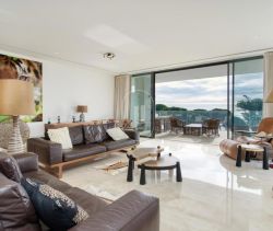 A louer APPARTEMENT DE PRESTIGE T3 117 M2 TERRASSE PIEDS DANS L'EAU SAINTE MAXIME