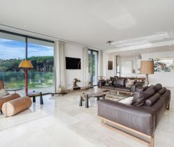 A louer APPARTEMENT DE PRESTIGE T3 117 M2 TERRASSE PIEDS DANS L'EAU SAINTE MAXIME