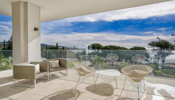 A louer APPARTEMENT DE PRESTIGE T3 124 M2 TERRASSE PIEDS DANS L'EAU SAINTE MAXIME