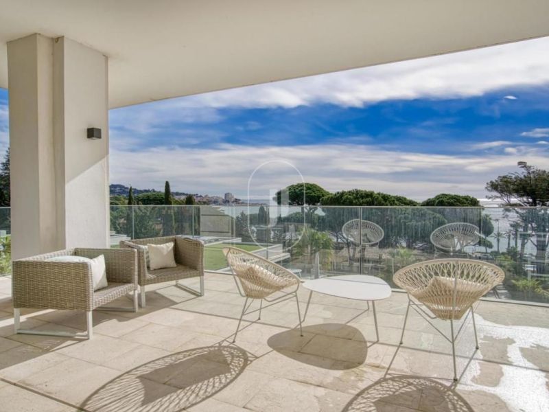 A louer APPARTEMENT DE PRESTIGE T3 124 M2 TERRASSE PIEDS DANS L'EAU SAINTE MAXIME