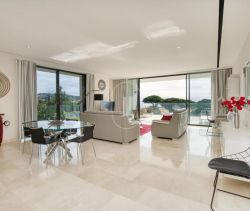 A louer APPARTEMENT DE PRESTIGE T3 124 M2 TERRASSE PIEDS DANS L'EAU SAINTE MAXIME