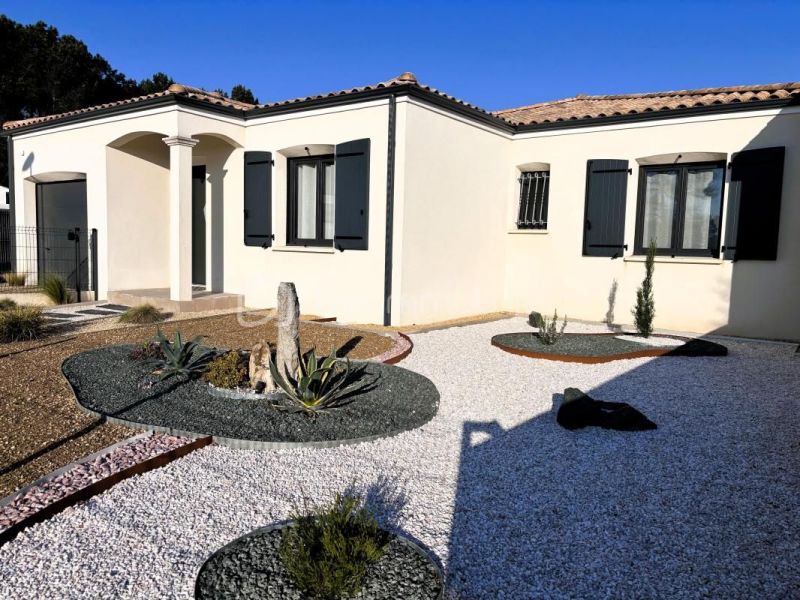 Contemporary house for rent by the sea in Etaules