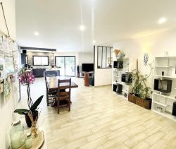 Contemporary house for rent by the sea in Etaules