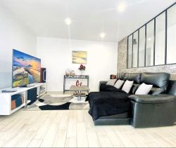 Contemporary house for rent by the sea in Etaules