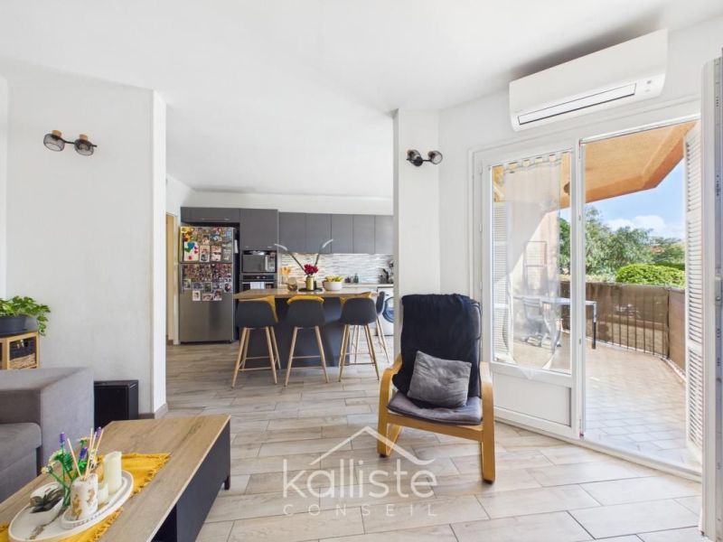 For rent: 4-room apartment, 77 m², terrace, seaside, Ajaccio