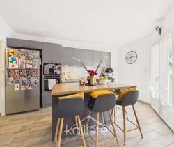 For rent: 4-room apartment, 77 m², terrace, seaside, Ajaccio