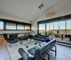 For rent: 4-room apartment, 112 m², terrace, seaside, Arles