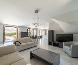 Se alquila CASA CONTEMPORÁNEA UZES