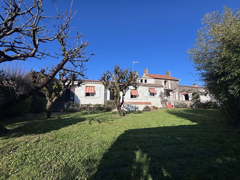 For rent: Mansion by the sea, Longeville-sur-Mer