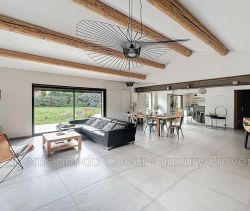 For rent: 6-room house, 200 m², Simiane-Collongue