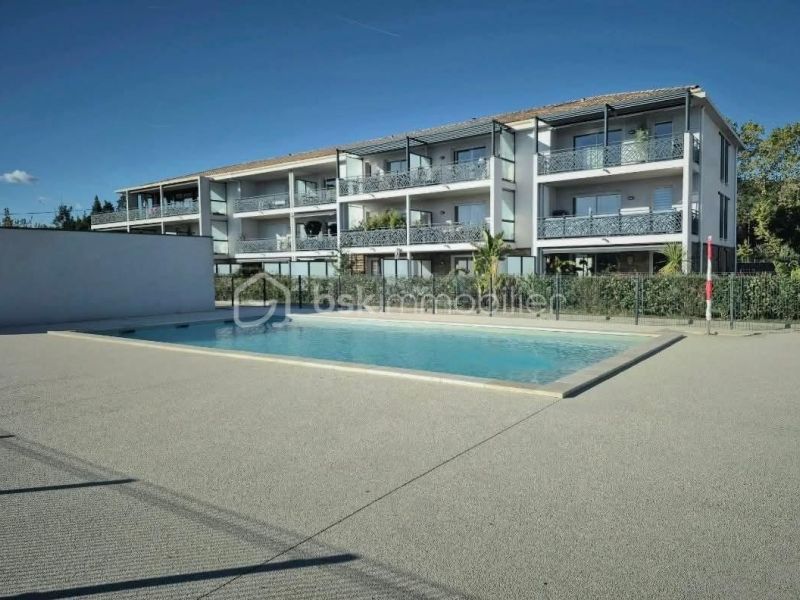 A louer STUDIO  27 M2 TERRASSE BORD DE MER HYERES