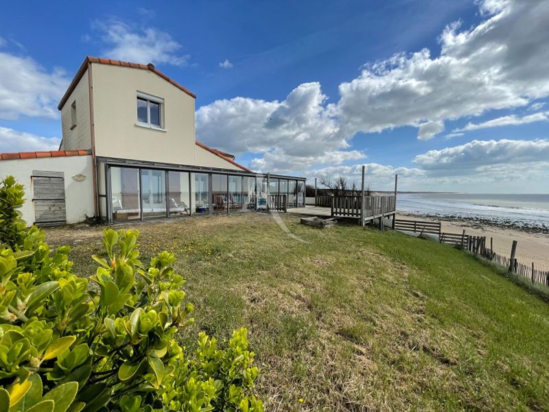 A vendre MAISON  5 PIECES 104 M2 PIEDS DANS L'EAU LONGEVILLE SUR MER