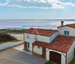 A vendre MAISON  5 PIECES 104 M2 PIEDS DANS L'EAU LONGEVILLE SUR MER