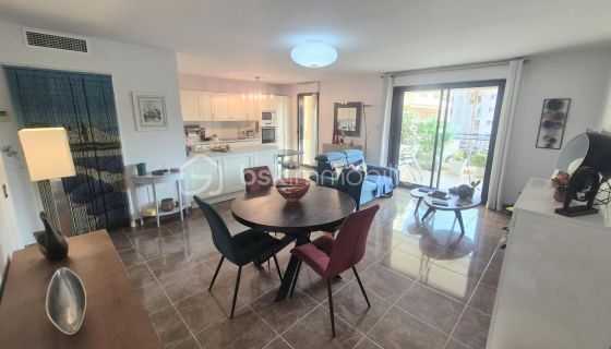 A louer APPARTEMENT DE PRESTIGE T3 77 M2 TERRASSE BORD DE MER HYERES