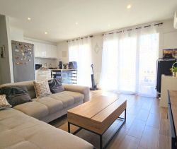 A louer APPARTEMENT T3 52 M2 BORD DE MER LA SEYNE SUR MER