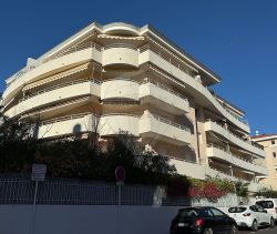 A louer APPARTEMENT DE PRESTIGE T3 70 M2 TERRASSE BORD DE MER CANNES