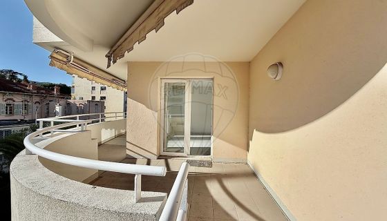 A louer APPARTEMENT DE PRESTIGE T3 70 M2 TERRASSE BORD DE MER CANNES