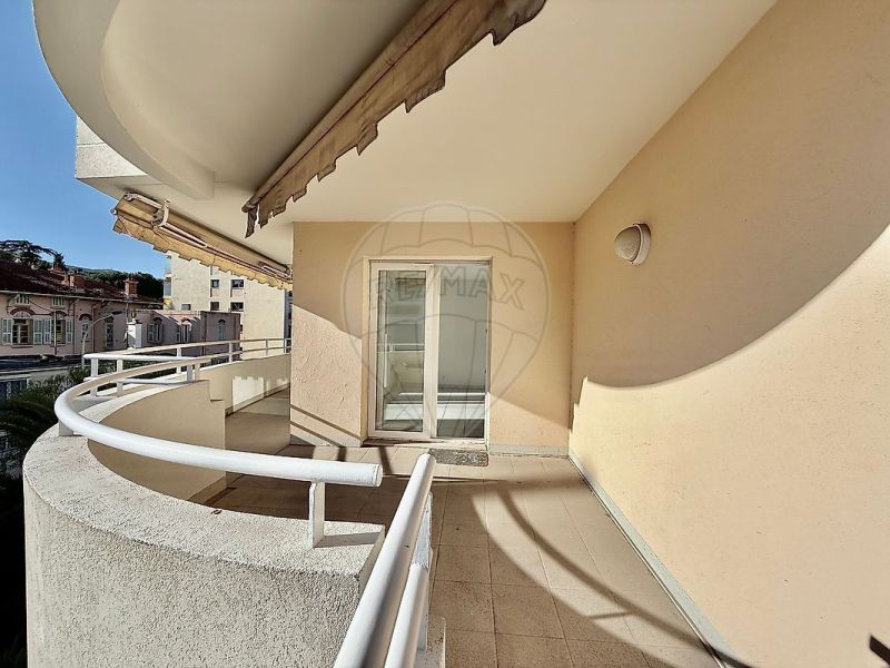 A louer APPARTEMENT DE PRESTIGE T3 70 M2 TERRASSE BORD DE MER CANNES