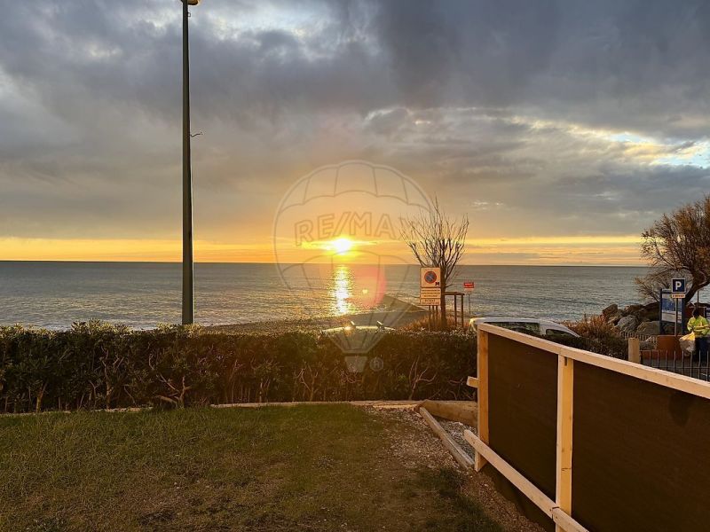 A louer APPARTEMENT T2 37 M2 PIEDS DANS L'EAU VILLENEUVE LOUBET