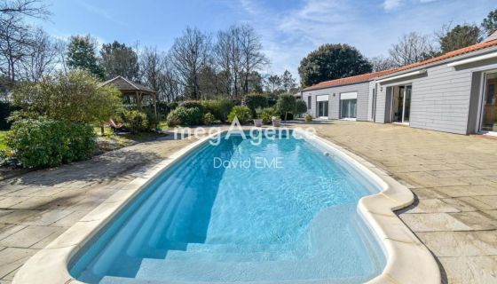 A louer MAISON  9 PIECES 192 M2 BORD DE MER NOTRE DAME DE RIEZ