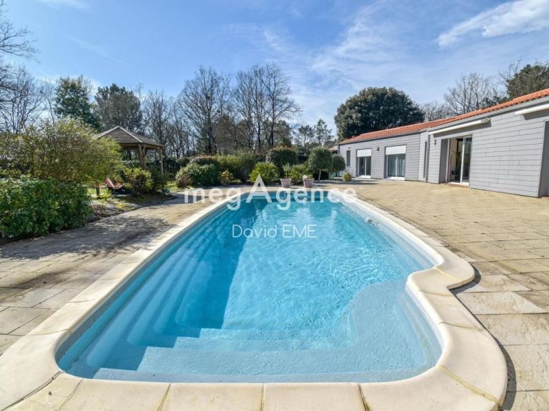 A louer MAISON  9 PIECES 192 M2 BORD DE MER NOTRE DAME DE RIEZ