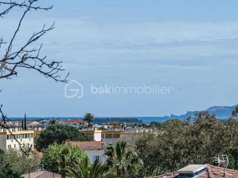A louer APPARTEMENT DE PRESTIGE T4 106 M2 TERRASSE VUE MER HYERES