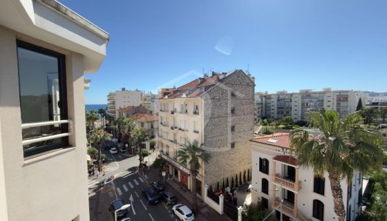 A louer APPARTEMENT DE PRESTIGE T3 63 M2 TERRASSE BORD DE MER ANTIBES