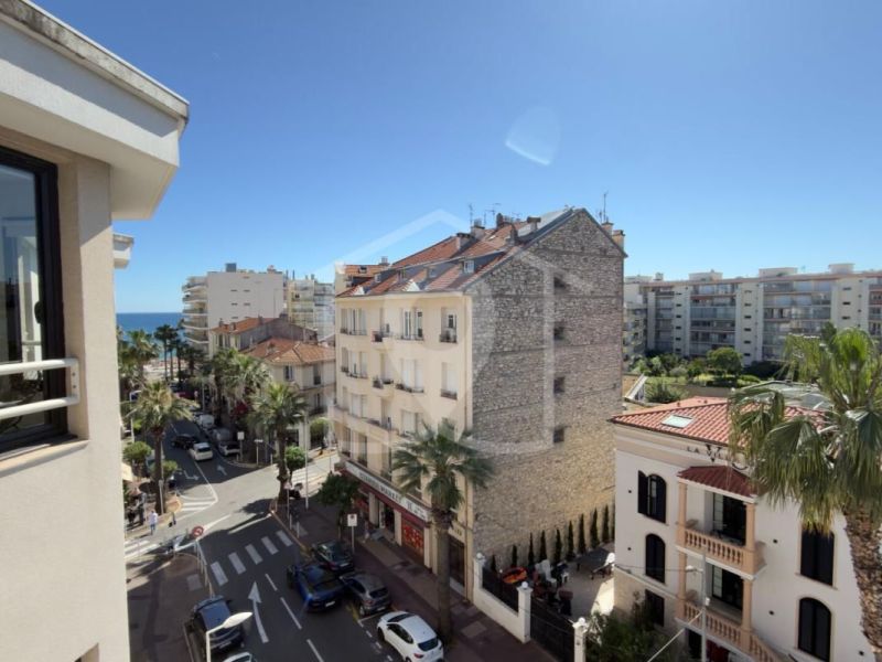 A louer APPARTEMENT DE PRESTIGE T3 63 M2 TERRASSE BORD DE MER ANTIBES