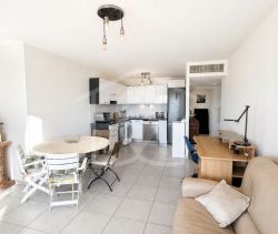 A louer APPARTEMENT DE PRESTIGE T3 63 M2 TERRASSE BORD DE MER ANTIBES