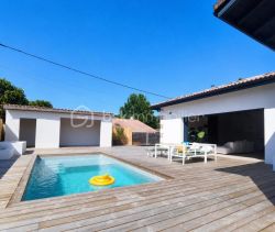 A louer MAISON  5 PIECES 175 M2 BORD DE MER GUJAN MESTRAS