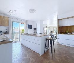 A louer APPARTEMENT DE PRESTIGE T5 130 M2 TERRASSE BORD DE MER VALLAURIS