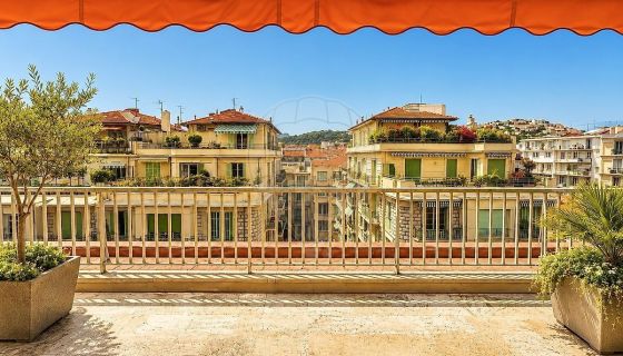 A louer APPARTEMENT DE PRESTIGE T3 74 M2 TERRASSE BORD DE MER NICE