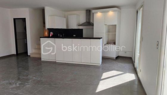 A louer APPARTEMENT DE PRESTIGE T3 115 M2 TERRASSE  NIMES