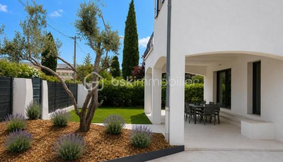 A louer MAISON  5 PIECES 144 M2 PLAGE à PIED HYERES