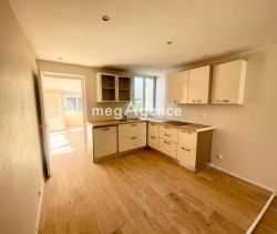 A louer APPARTEMENT T5 75 M2 BORD DE MER TOULON