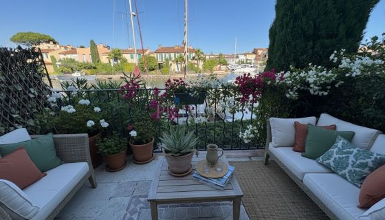 A louer APPARTEMENT T3 39 M2 TERRASSE PIEDS DANS L'EAU GRIMAUD