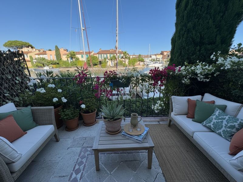 A louer APPARTEMENT T3 39 M2 TERRASSE PIEDS DANS L'EAU GRIMAUD