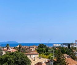 A vendre spacieux APPARTEMENT T4 127 M&sup2; DERNIER ETAGE VUE MER La Ciotat