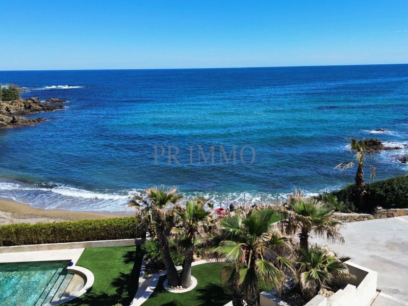 A louer MAISON  7 PIECES 180 M2 PIEDS DANS L'EAU SAINT AYGULF