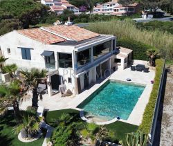 A louer MAISON  7 PIECES 180 M2 PIEDS DANS L'EAU SAINT AYGULF