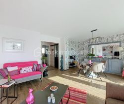 A louer APPARTEMENT DE PRESTIGE T4 76 M2 TERRASSE BORD DE MER SIX FOURS LES PLAGES