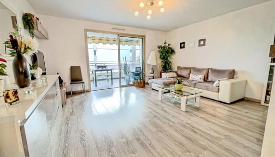 A louer APPARTEMENT DE PRESTIGE T3 71 M2 TERRASSE VUE MER CAGNES SUR MER