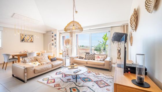 A louer APPARTEMENT DE PRESTIGE T4 106 M2 TERRASSE BORD DE MER HYERES